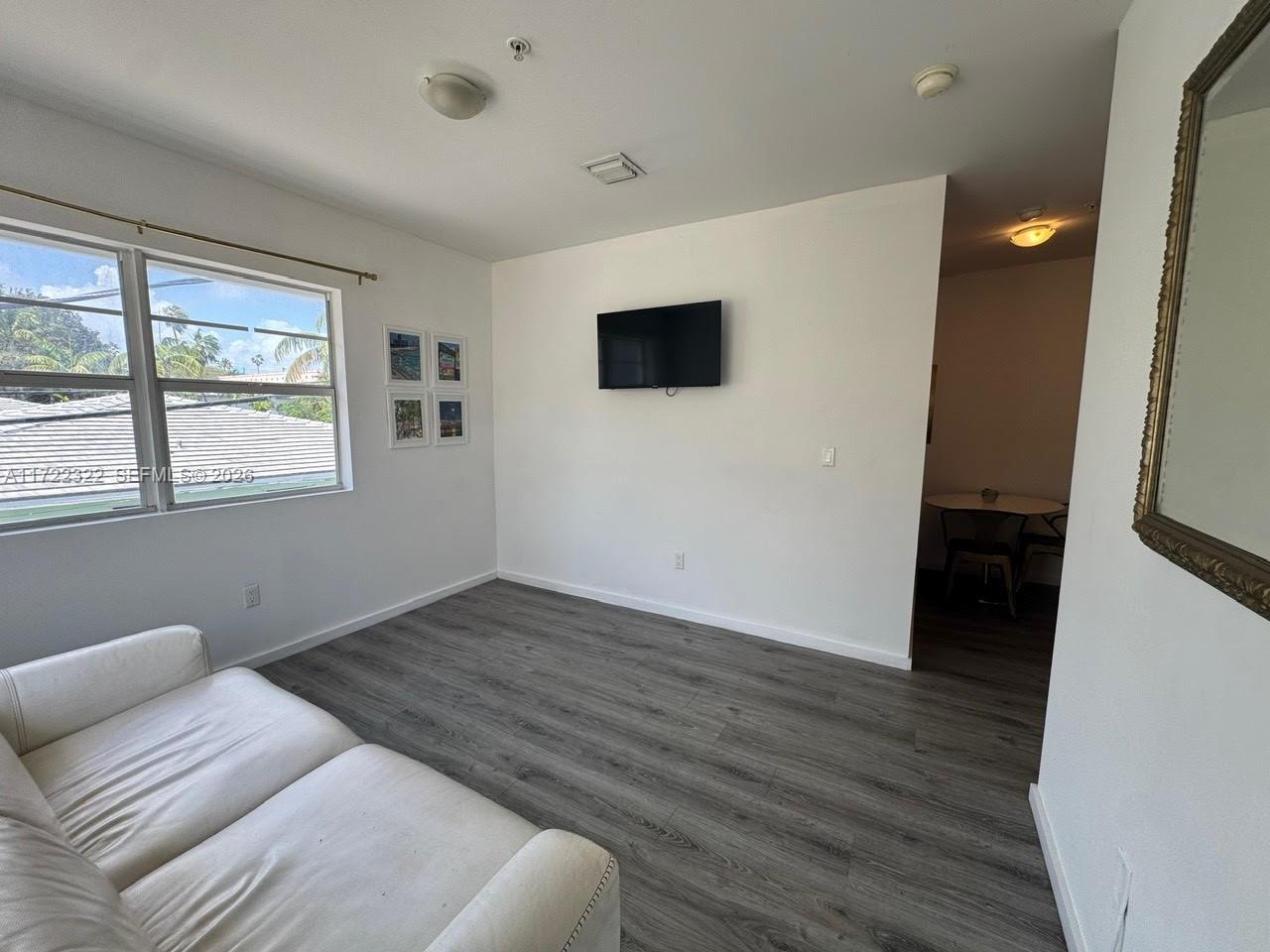 FIRST DECO CONDO - Residential