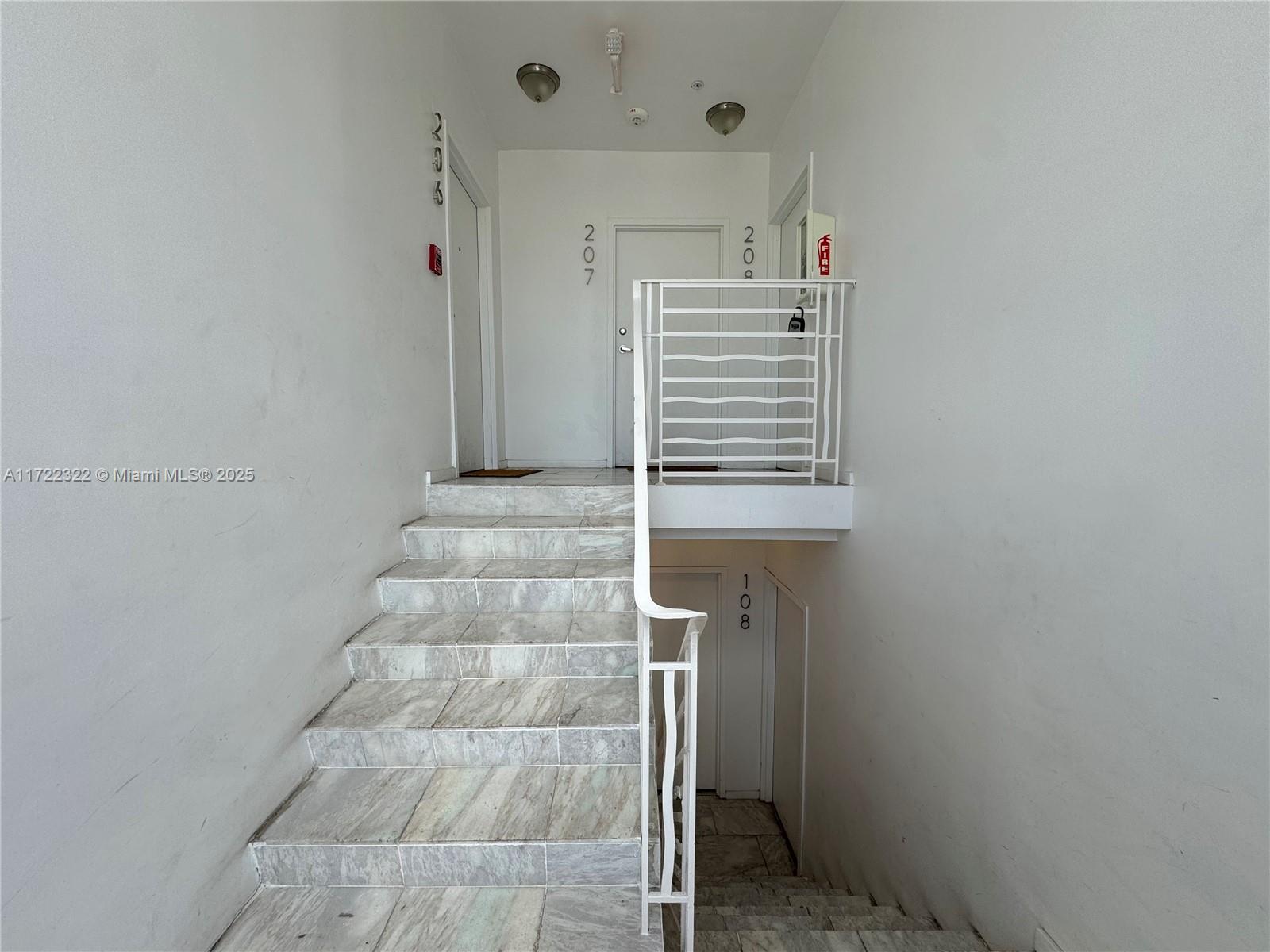 FIRST DECO CONDO - Residential