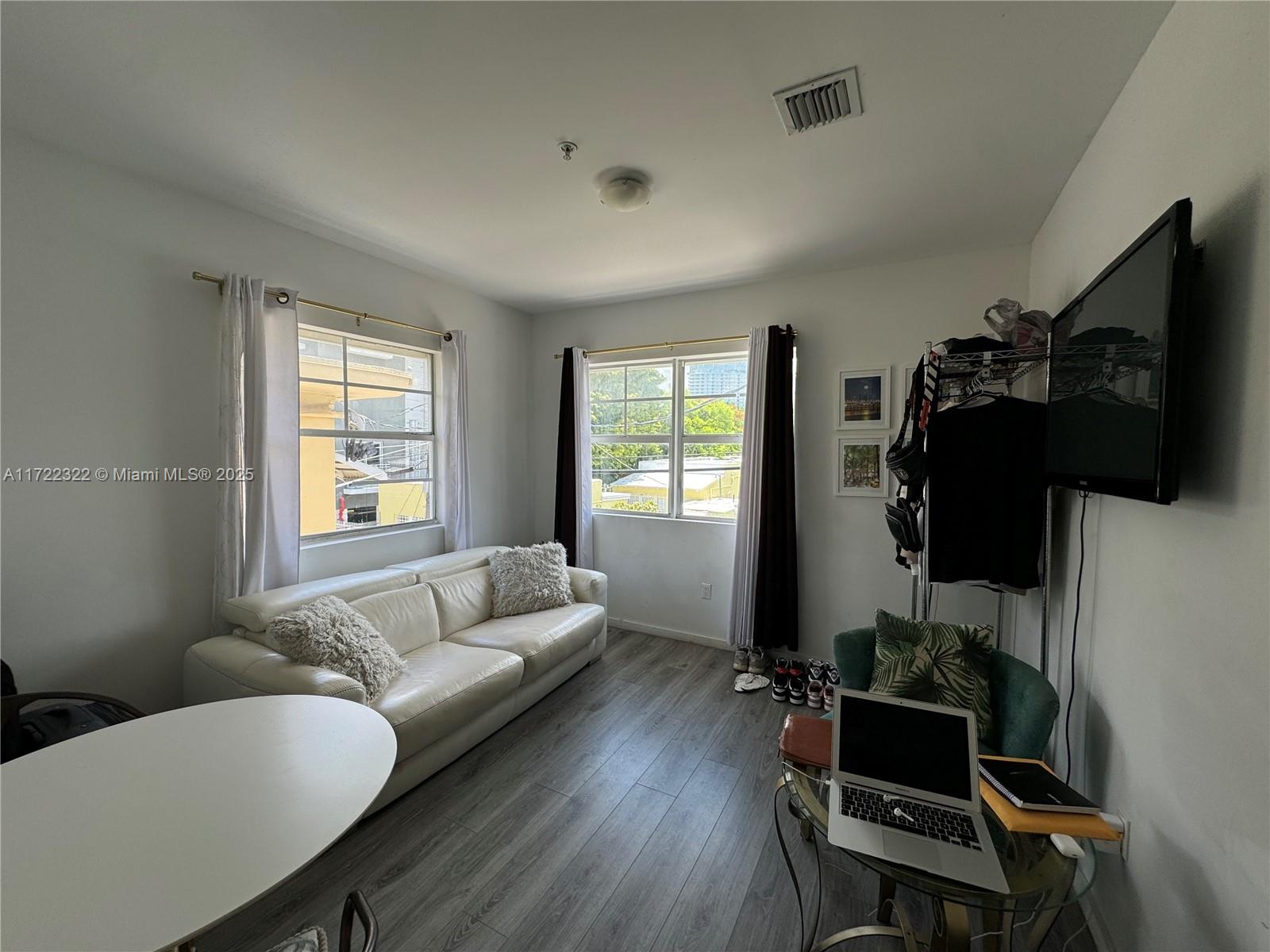 FIRST DECO CONDO - Residential