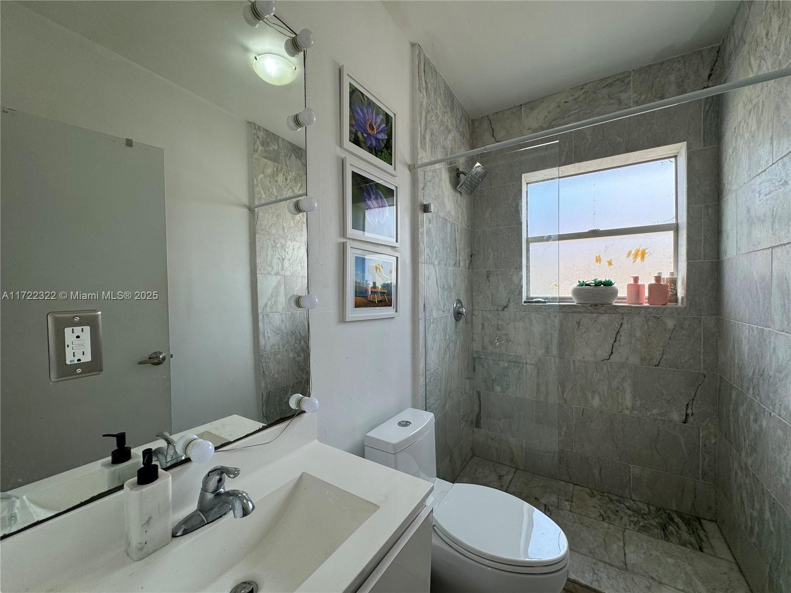 FIRST DECO CONDO - Residential