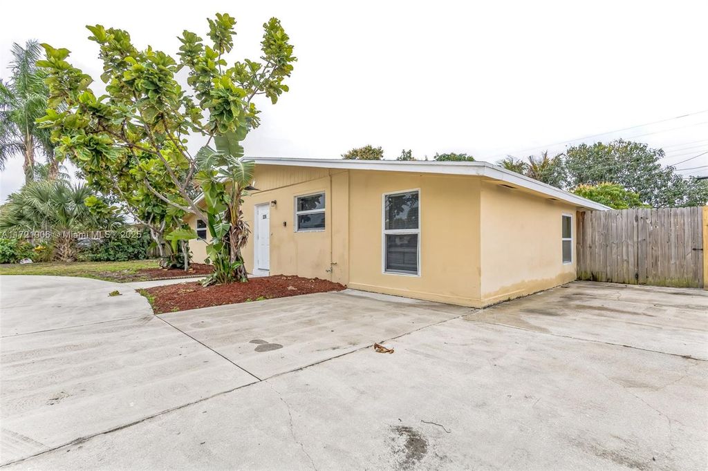 Photo of 226 E Gateway Blvd, Boynton Beach, FL 33435 (MLS # A11721906)