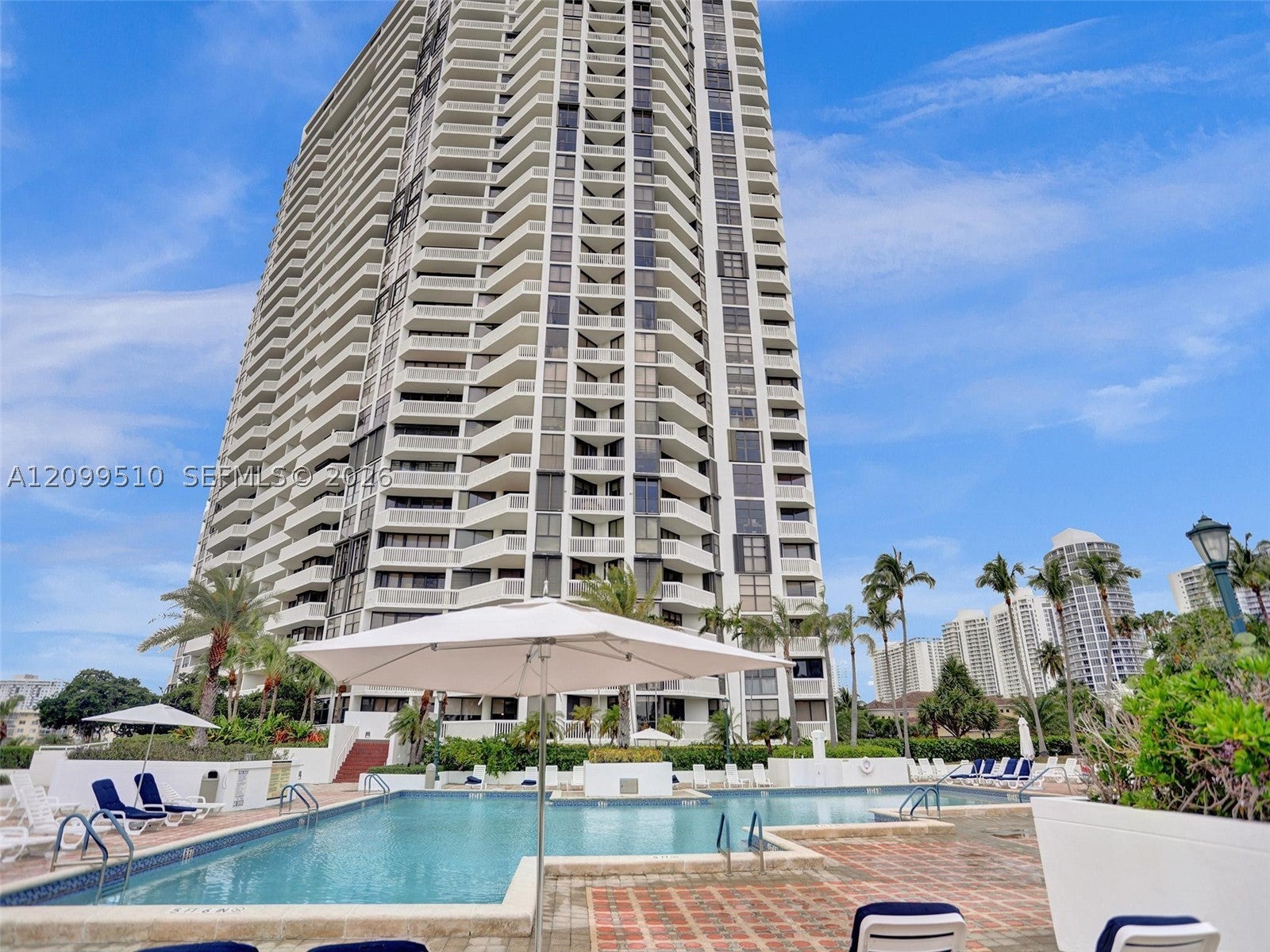 1000 W Island Blvd 2909