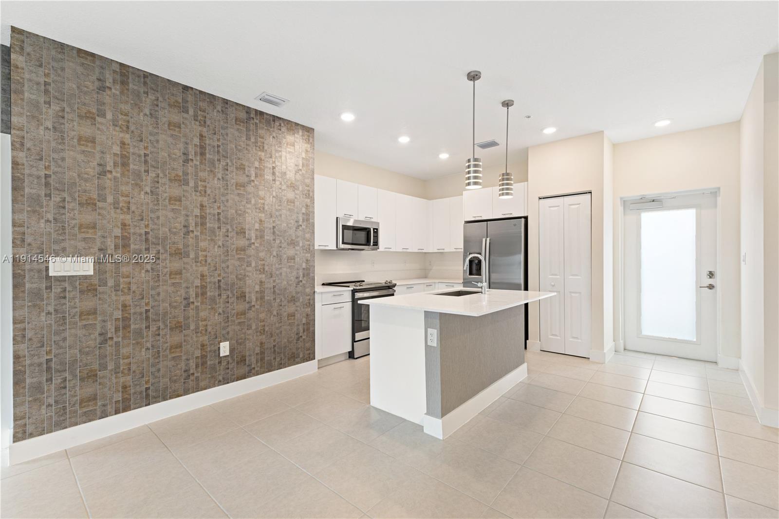 DOWNTOWN DORAL SOUTH PHAS - Residential