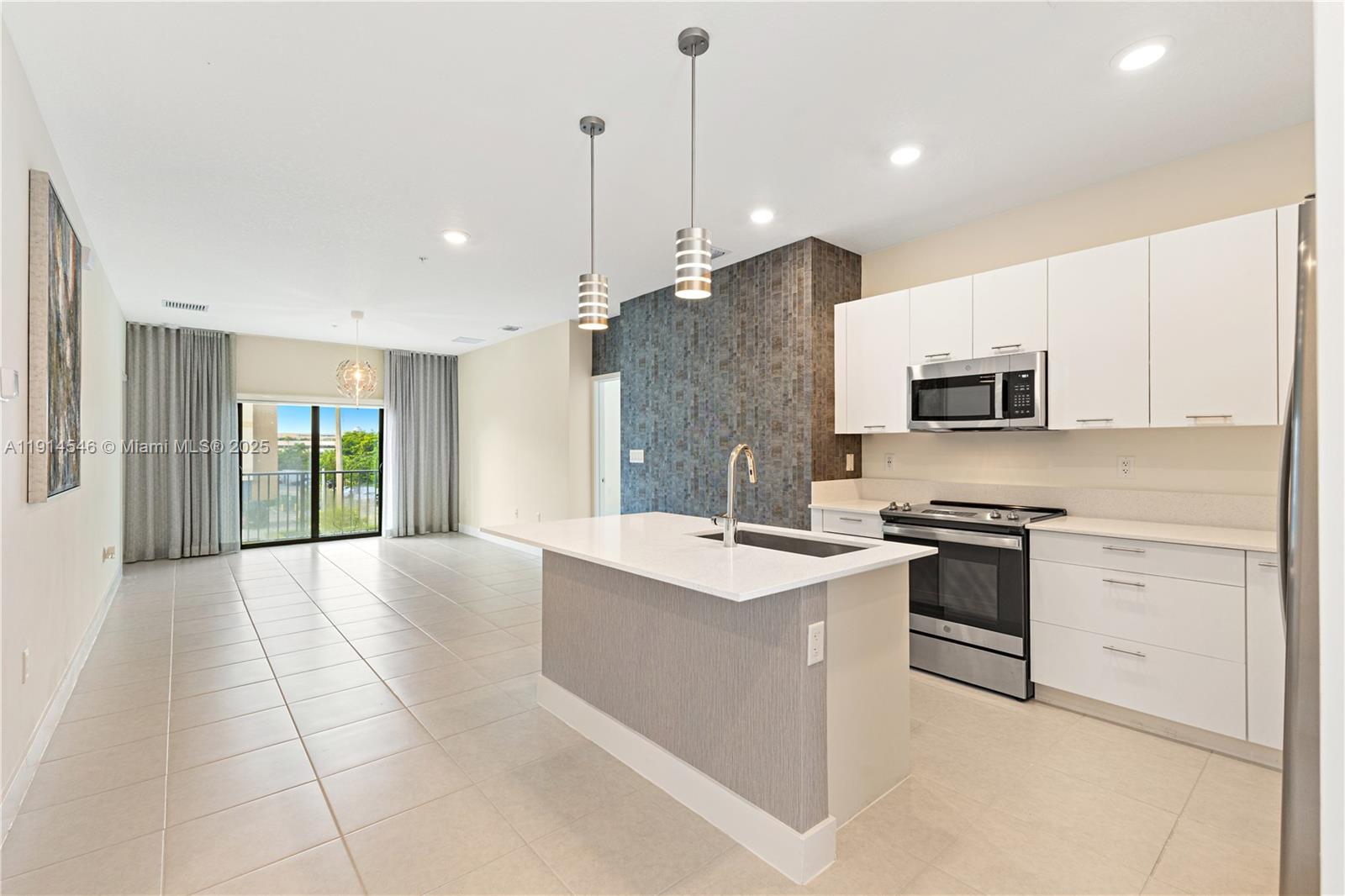 DOWNTOWN DORAL SOUTH PHAS - Residential