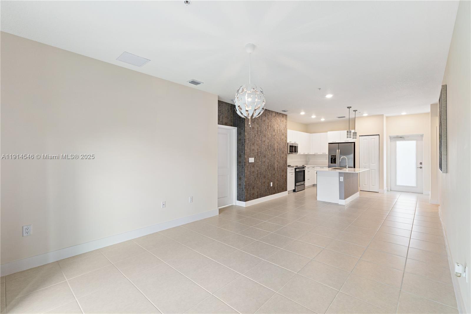 DOWNTOWN DORAL SOUTH PHAS - Residential