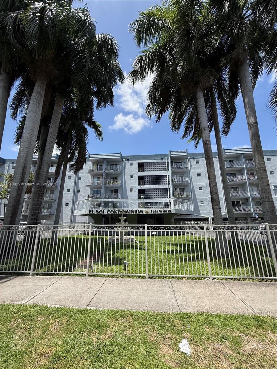 EXCELLENT INVESTMENT OPPORTUNITY OR FUTURE RESIDENCE
Spacious 1-bedroom apartment with a balcony, located in a very central area of Hialeah. Low HOA that includes water, gas, exterior building insurance, and access to the pool.