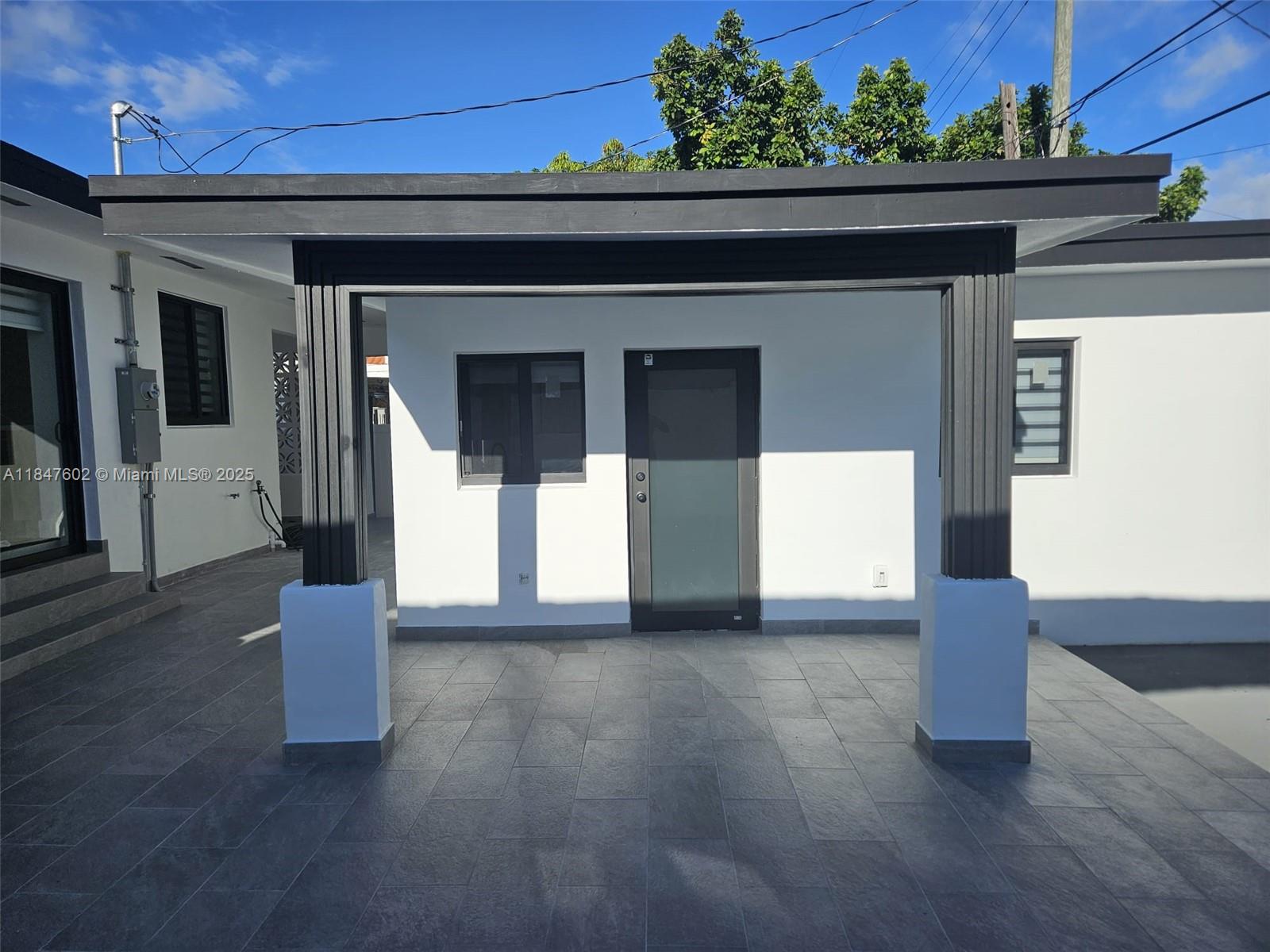 Beautiful and totally modernly renovated 1/1 efficiency with full fridge and cooking range. smaller but nice and efficient dinning living area. Separate bedroom with full bathroom. Located in the great and convenient area of Shenandoah right in the heart of Miami, near Coconut Grove, Brickell, Downtown and Miami Beach. Many Nearby restaurants and entertainment areas is also a plus!! Only for single a person, no pets. References, Credit and Income proof required( no exceptions )