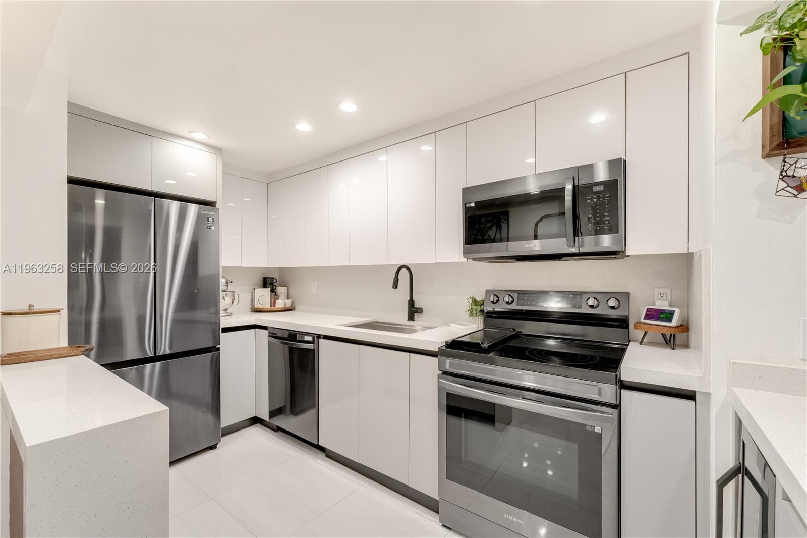 GROVE PARADISE CONDO - Residential