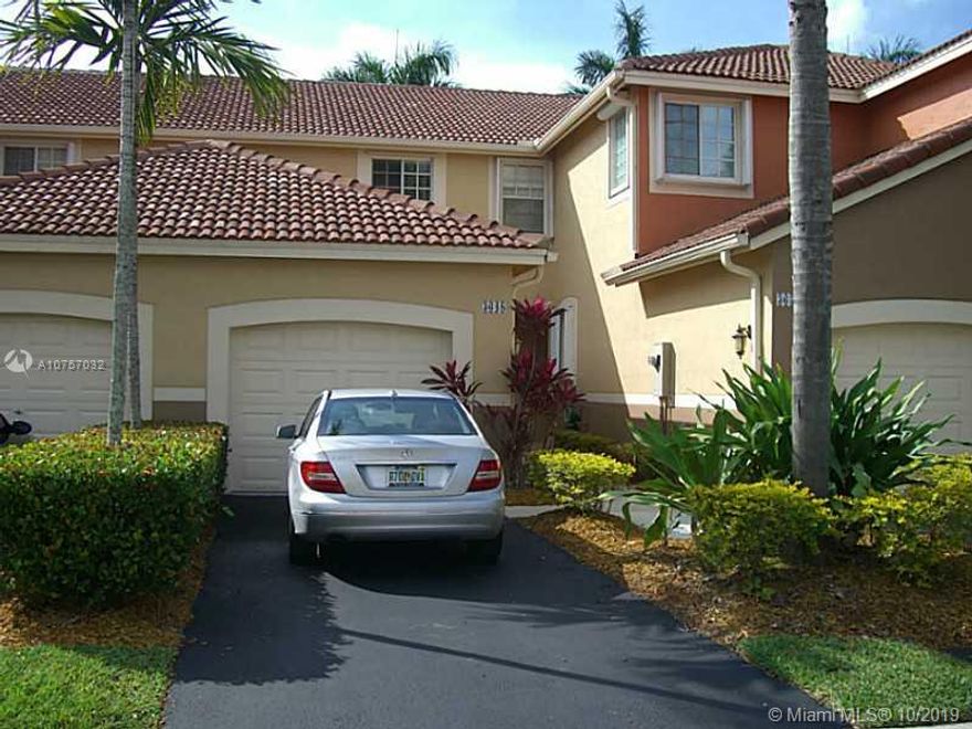 2 BEDROOMS AND 2.5 BATHS TOWNHOME LOCATED IN THE DESIRABLE SAN SIMEON COMMUNITY. WASHER AND DRYER INSIDE THE UNIT, CARPET FLOOR IN BEDROOMS AND TILE IN MAIN AREA. EASY TO SHOW.