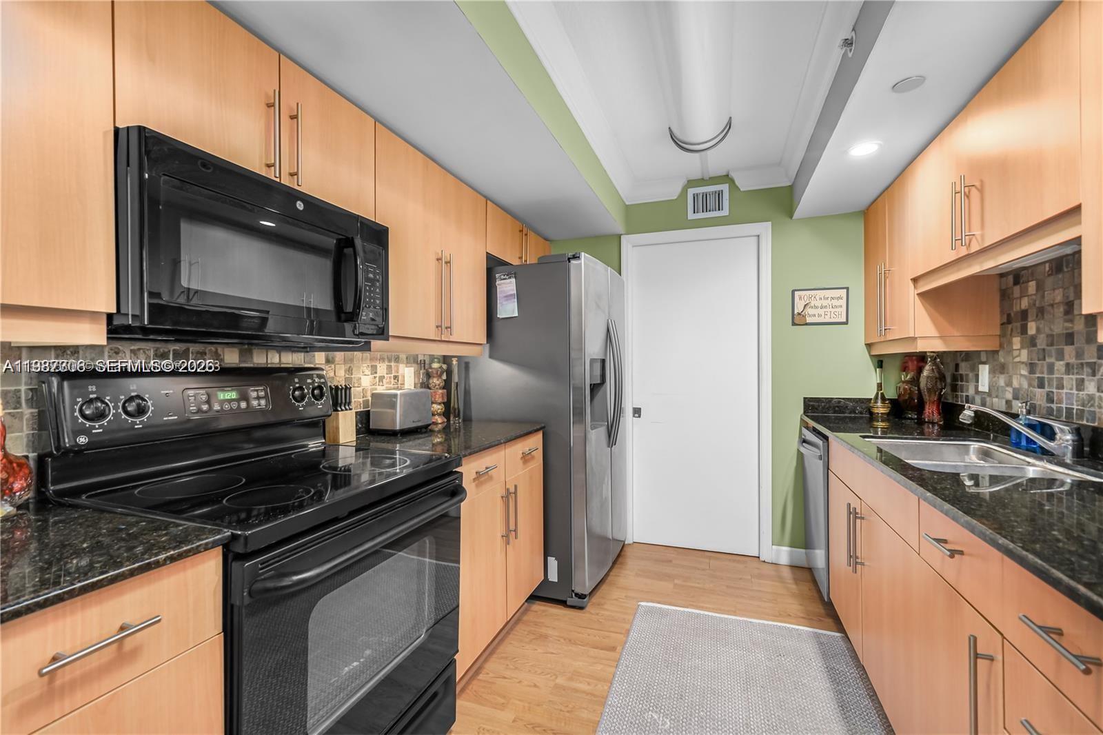 THE COLLINS CONDO - Residential Lease