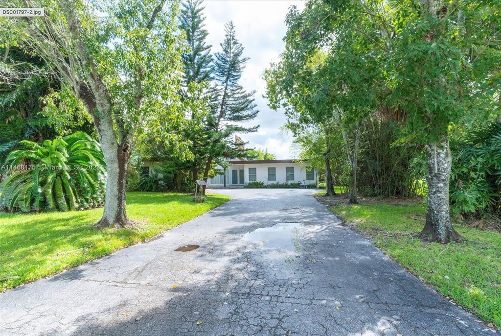 Photo of 18520 SW 58th St, Southwest Ranches, FL 33332 (MLS # A11468175)