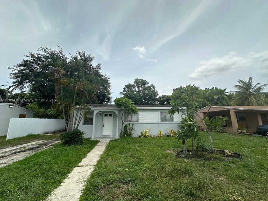 AMAZING HOUSE 3 BEDROOMS, 1 BATHROOM, REMODELED KITCHEN NEW APPLIANCES, LARGE BACKYARD. WASHER AND DRYER IN THE BACK. CENTRAL A.C. NEAR SUPERMARKET, SCHOOL, BANKS ETC. EASY TO SHOW TEXT THE LISTING AGENT. UNIT WITH LOCKBOX