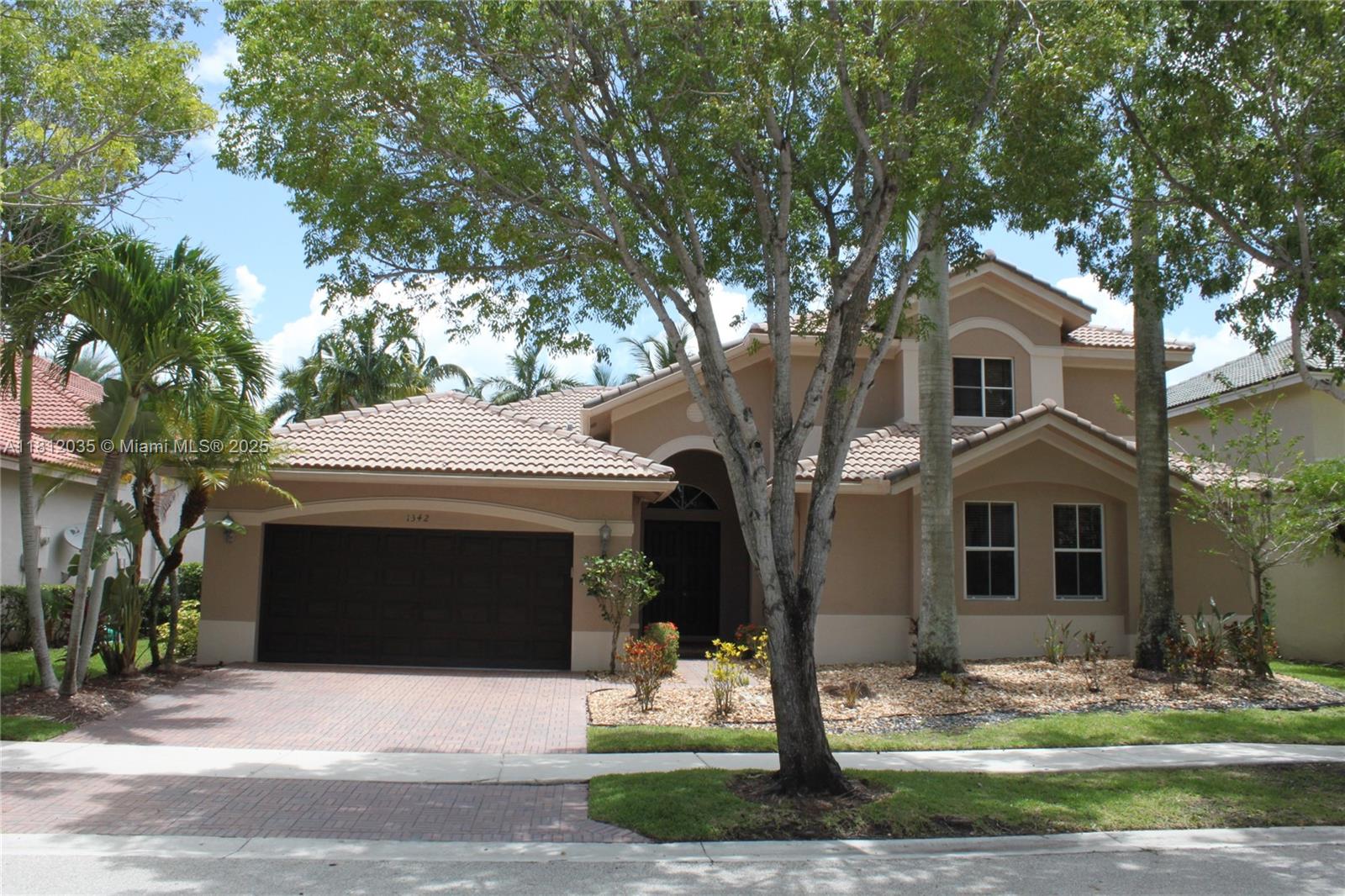 Rental Property at 1342 Crossbill Ct 1342, Weston, Broward County, Florida - Bedrooms: 5 
Bathrooms: 4  - $6,400 MO.