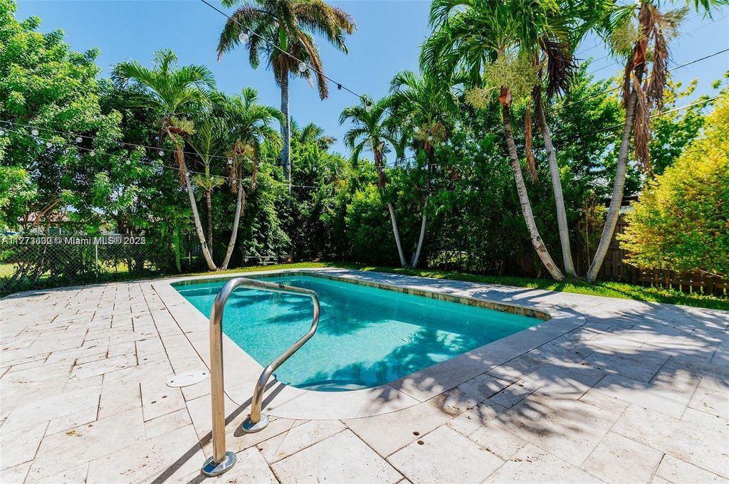 Photo of 219 NE 11th Ave #1-2, Hallandale Beach, FL 33009 (MLS # A11773632)