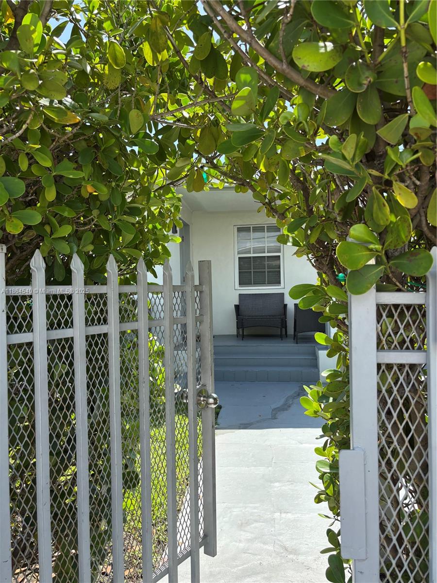 Large Efficiency with an Additional Room!
Spacious efficiency featuring a versatile room that can serve as an enclosed bedroom, den, office, or extra storage—perfect to suit your lifestyle needs. This unit offers a private, serene escape just moments from the sand.
Enjoy an open, airy layout with abundant natural light throughout, blending comfort and style in one of Miami Beach’s most desirable neighborhoods. Water is included in rent, and the unbeatable location puts you just a short stroll from the beach and steps from local shops, dining, and public transit.
? A rare find in the heart of North Beach!
