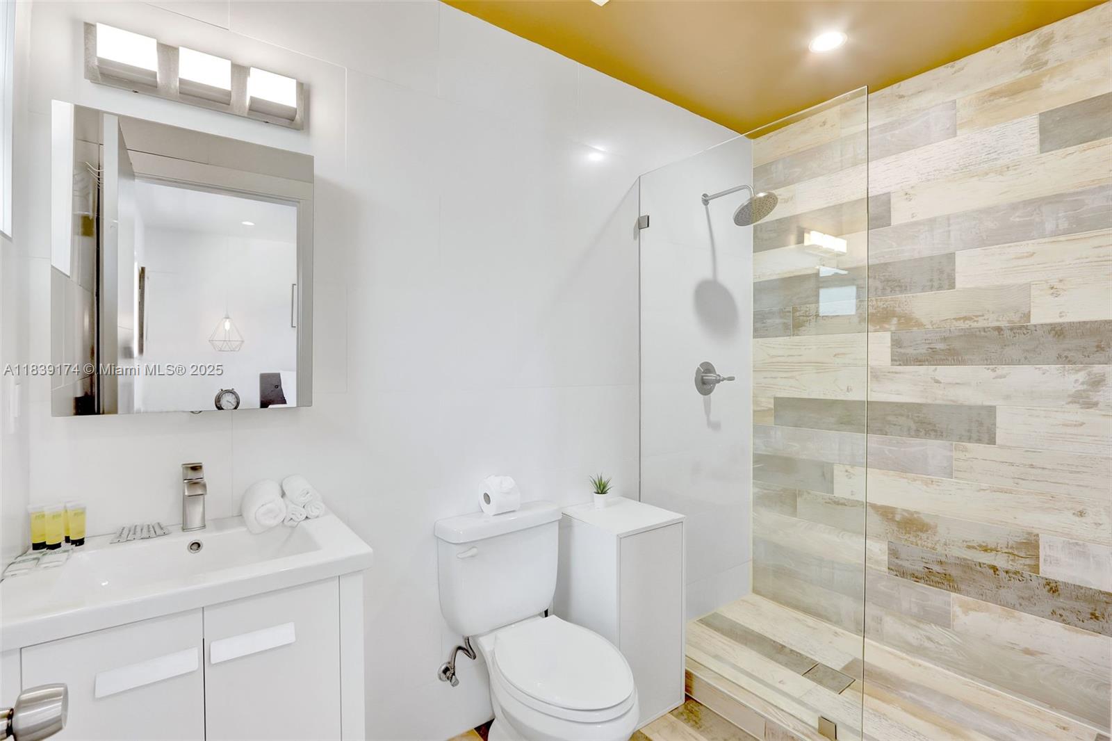 VICTORIA ISLES - Residential Lease