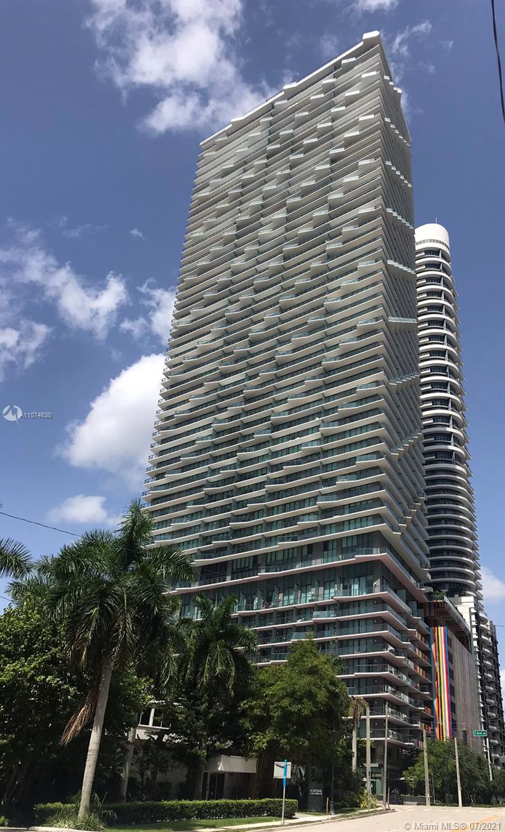 Beautiful 2 bed/2bath located in the center of Brickell. This modern unit comes fully equipped with top of the line Appliances, ready to move in with floor to ceiling glass windows and fabulous amenities, State of the Art Fitness Center, full service Spa and rooftop pool.