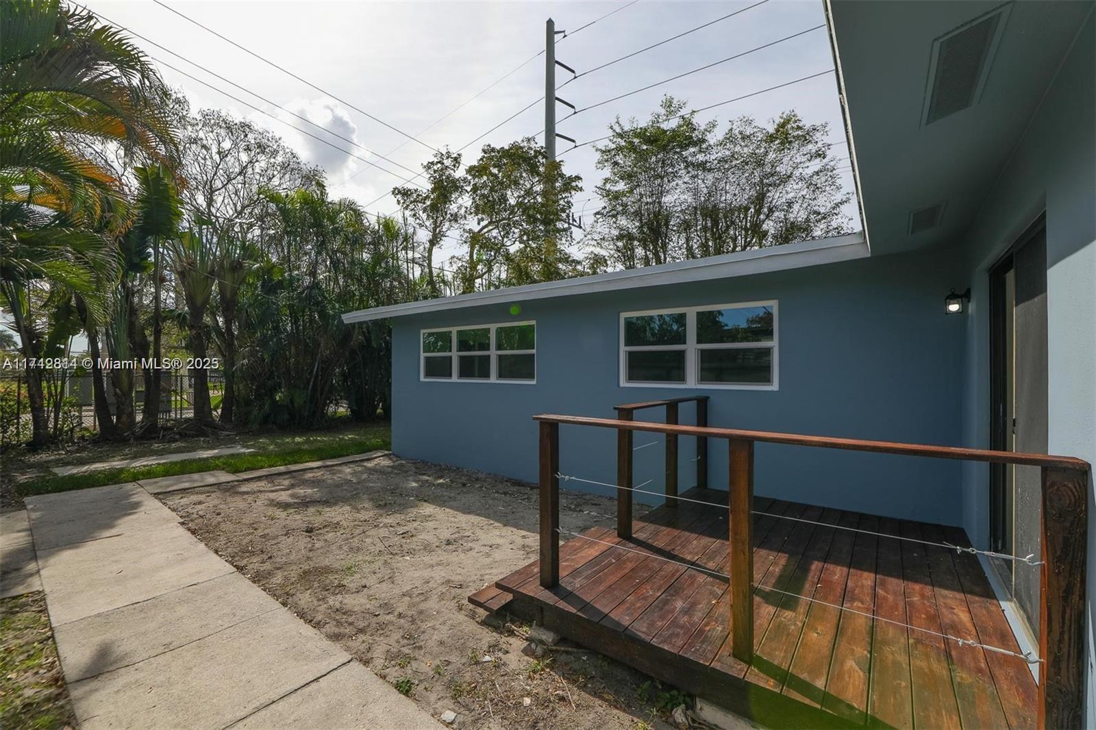 832 NW 28th St
