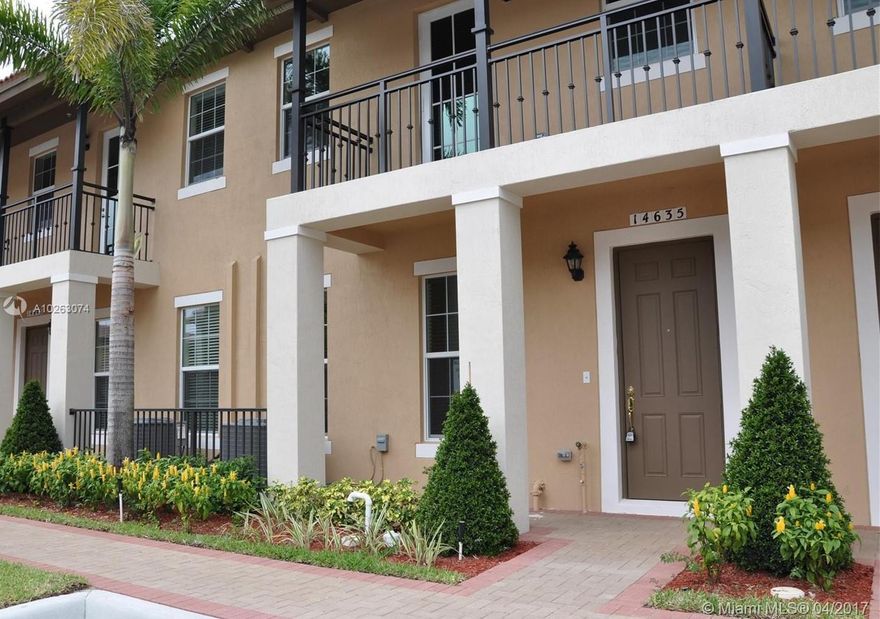 SPECTACULAR TOWNHOUSE IN THE GATED COMMUNITY OF COBBLESTONE, 3BED/3BAD WITH OPEN LOFT, ONE BEDROOM + FULL BATH DOWNSTAIR, TILE FLOORS IN ALL LIVING AREAS AND CARPET UPSTAIRS, WOOD CABINETS WITH GRANITE COUNTER TOPS IN KITCHEN, STAINLEES STEEL APPLIANCES, 2 CAR GARAGE, GREAT AMENITIES INCLUDE CLUBHOUSE,POOL,GYM AND PLAY GROUND. ***EXCELLENT LOCATION NEXT TO I-75 AND EASY ACCESS TO MAJOR HIGHWAYS.