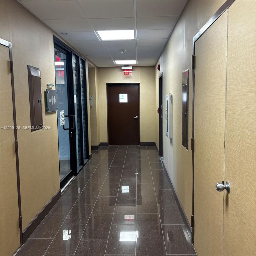 Excellent corner unit with view from every office and every corner . 864 sqft full used .Kitchen or Bar area .Conference room , 3 private offices , FREE plenty parking area .Great Condition and ready for use