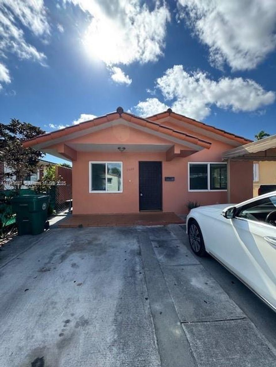 New in the market Large 2/2 duplex with one parking space and space gated on the side for extra storage.
 Freshly painted. SS appliances. New microwave. W/D inside unit. Excellent location!!!!!!!! Easy to show read Brokers Remars.