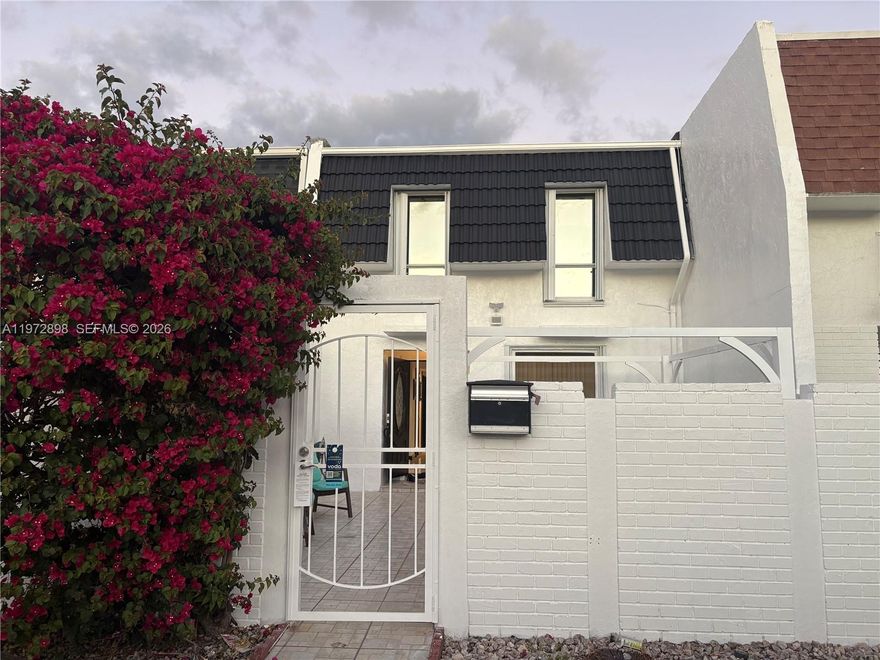 Beautiful, all renovated townhouse in the heart of N. Miami, with all stainless steel appliances and washer & dryer laundry room. The property is spacious and with lots of natural light.
New roof and A/C unit recently installed.
This is a fee simple Townhouse without H.O.A. fee or maintenance.
This home offers style, comfort and the convenience of being well centered in N. Miami close to shops, restaurants, Universities and Aventura mall.