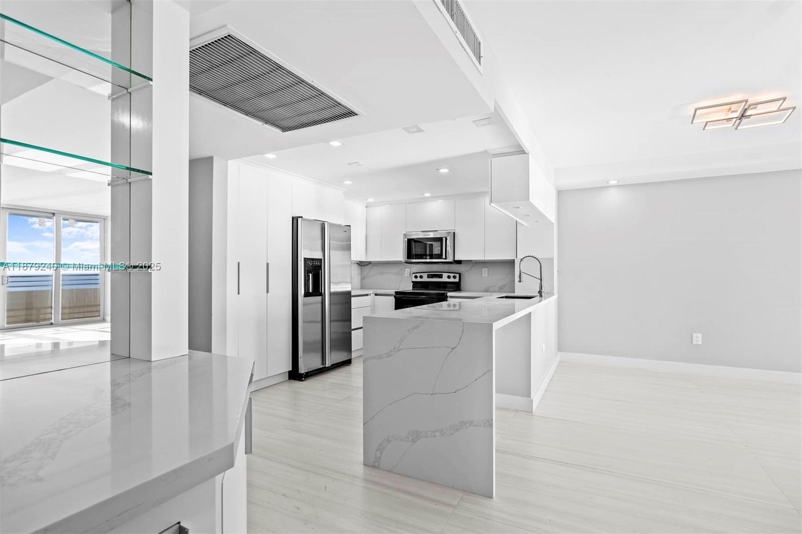 5555 Collins Ave 14N
