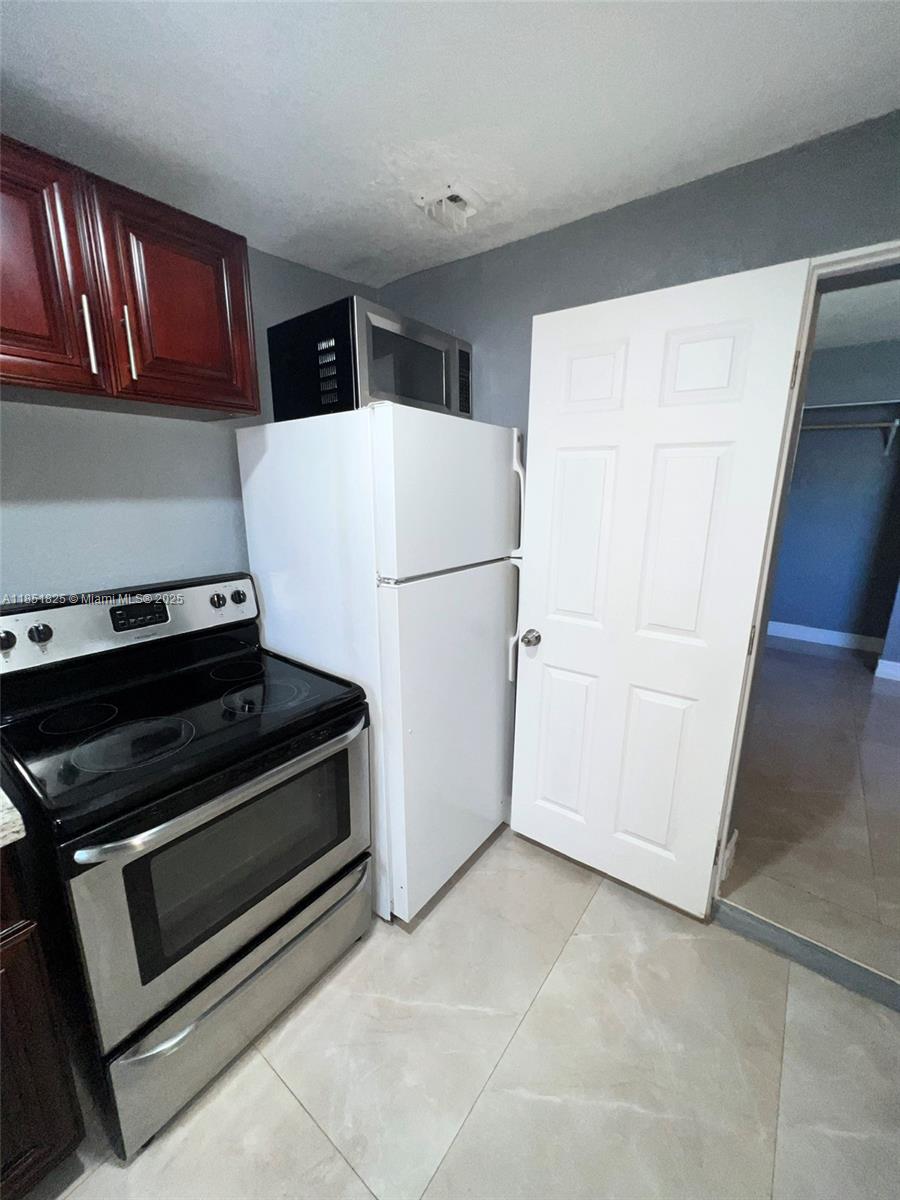 Spacious efficiency, private entry. Nicely updated. Near i95
All ages welcomed. Ready to move-in. Rapid approval
Move-in with just 2 months if you have good credit. Listed price is for 1 person, a couple, or 1 person and 1 child. 3 ppl max