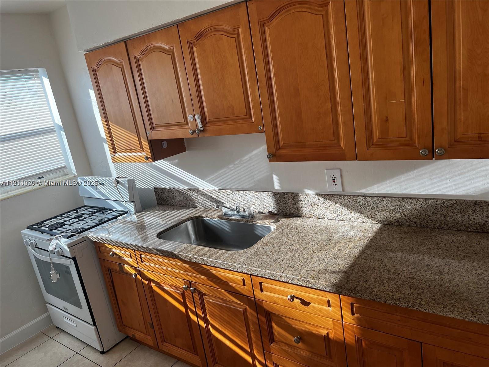 BISCAYNE BCH SUB - Residential Lease