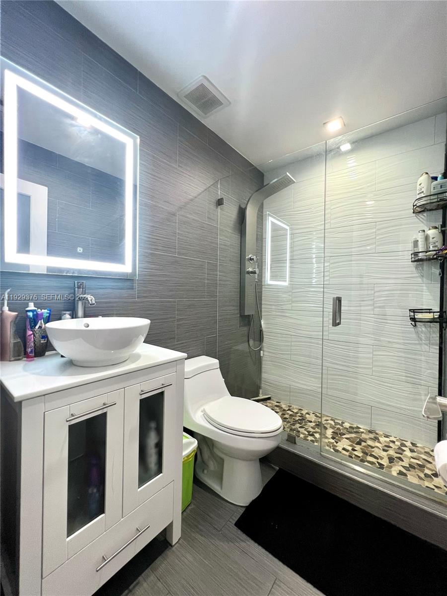 VALENCIA ESTS TOWNHOUSE C - Residential Lease