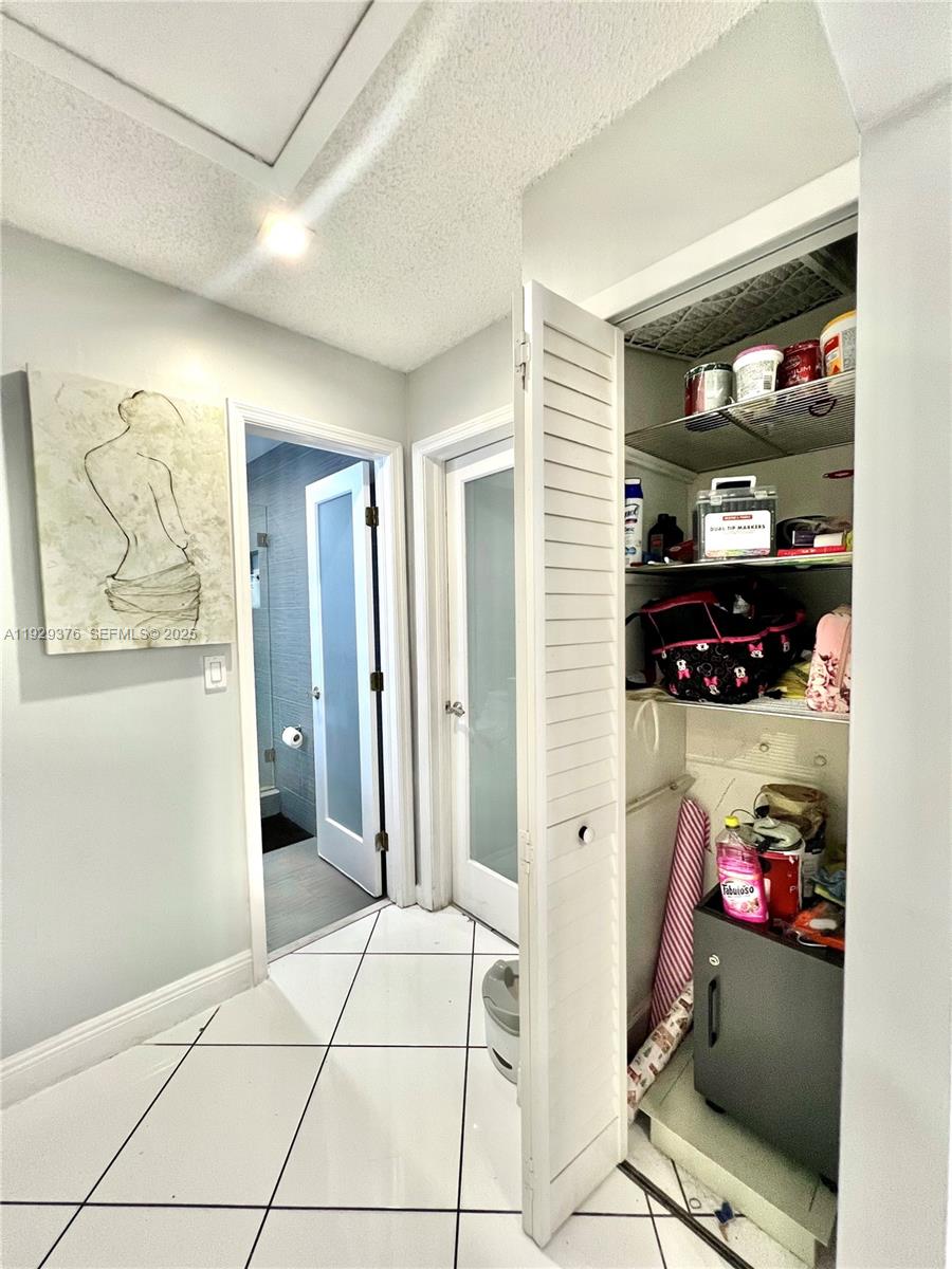 VALENCIA ESTS TOWNHOUSE C - Residential Lease