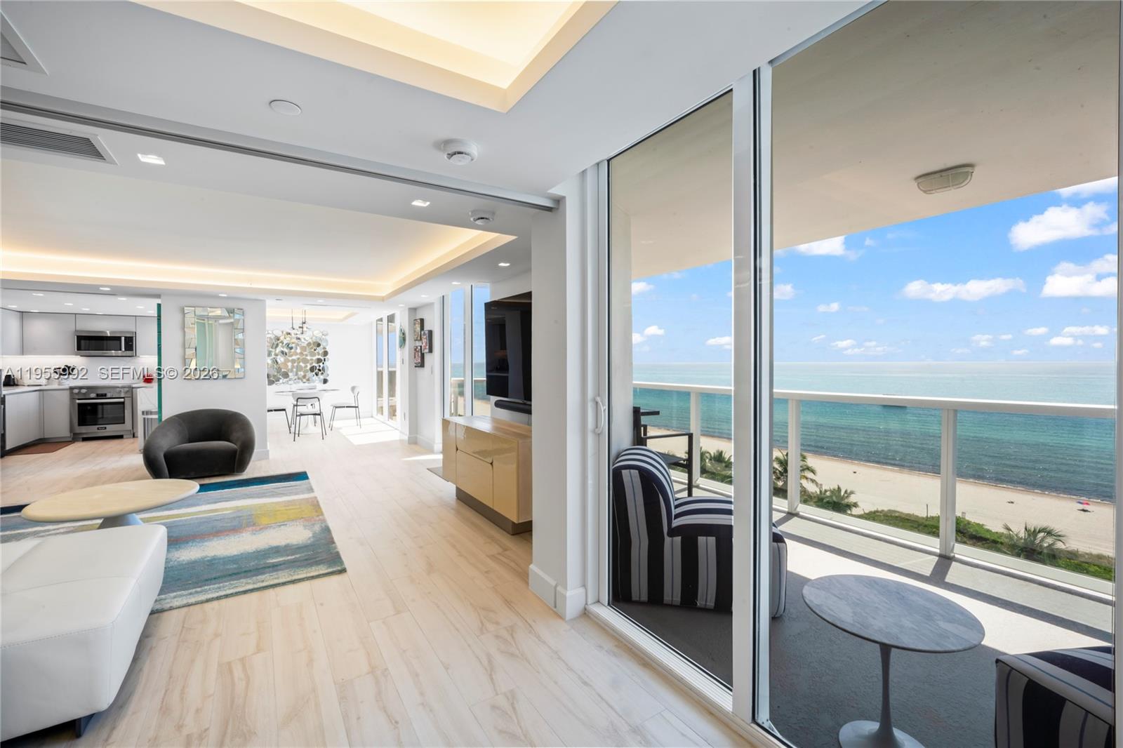 2401 Collins Ave 1402