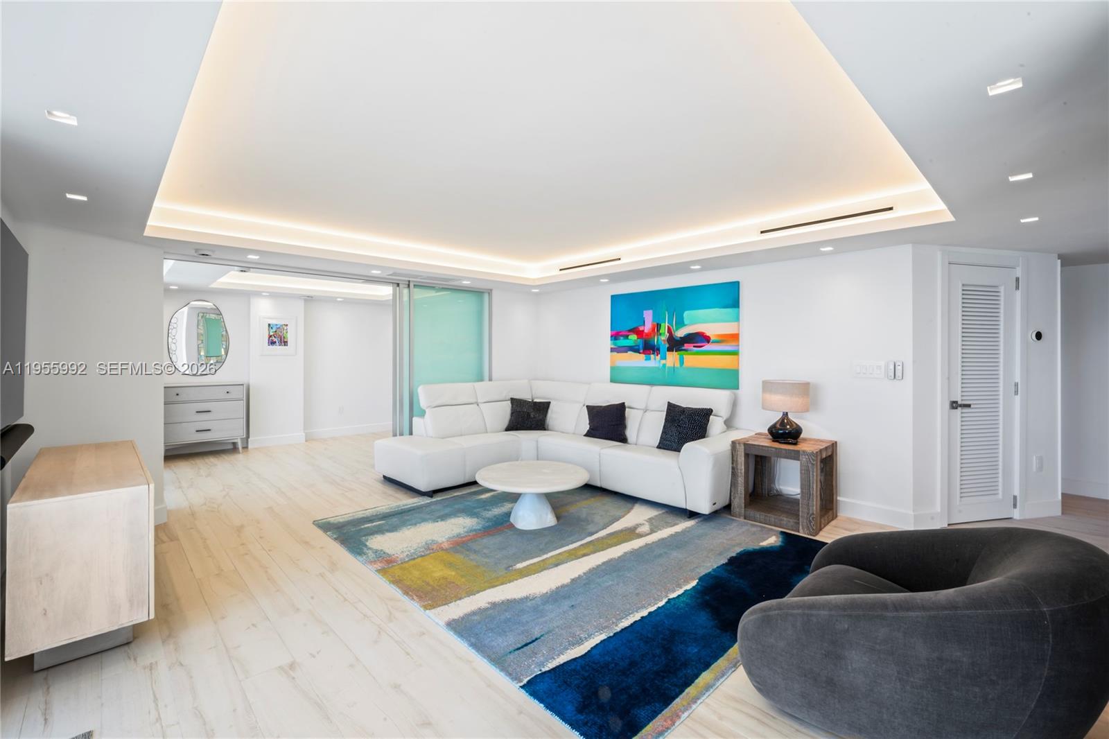 2401 Collins Ave 1402