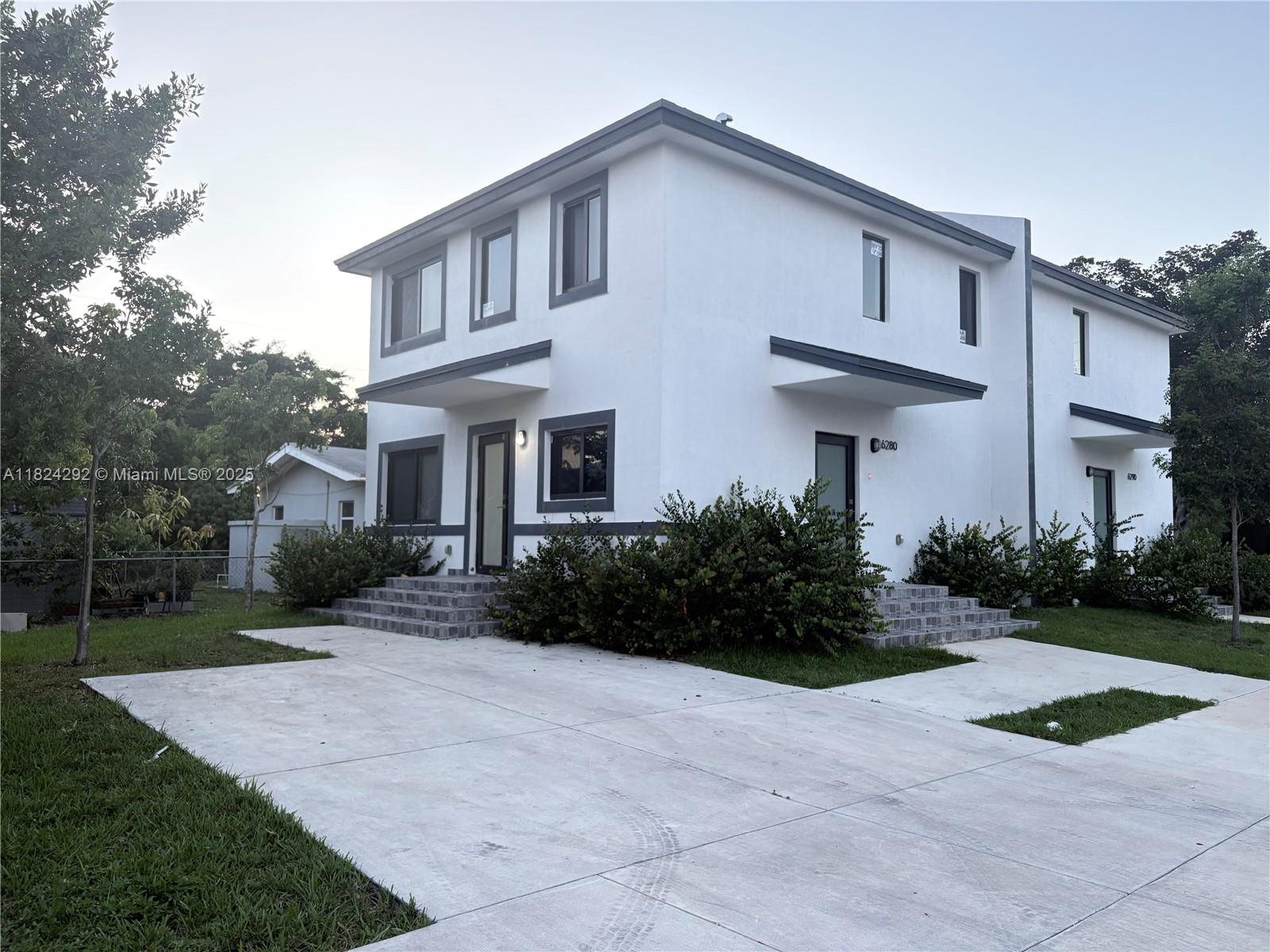 Stunning Townhouse for Rent – Move In with Just First Month & Deposit!
Pet-friendly home with a sleek modern kitchen, central A/C, in-unit laundry on the 2nd floor, and parking for 2+ cars. Water & waste included! Don't miss this perfect mix of comfort and convenience!"