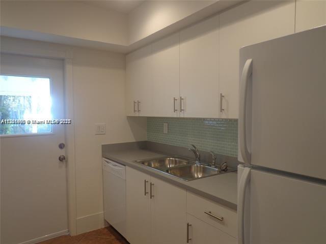 BEAUTIFUL SPACIOUS 3 BEDROOM 2 BATHROOM TWO STORY TOWNHOUSE, TILE AND WOOD FLOORS, NICE
TERRAZA OVERLOOKING AT THE LAKE, NEWER STAINLESS STEEL APPLIANCES, WASHER & DRYER, NICE QUIET
COMMUNITY. ASSOCIATION REQUIRES 650 MINIMUM CREDIT SCORE. RENT DOESN'T INCLUDE WATER, 200 REFUNDABLE WATER DEPOSIT REQUIRED.