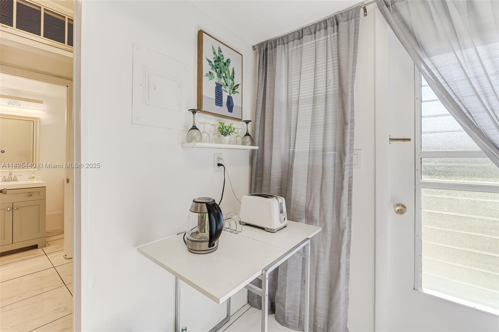 1333 E Hallandale Beach Blvd 311, Hallandale Beach, FL, 33009/$220,000 3 1333 E Hallandale Beach Blvd 311