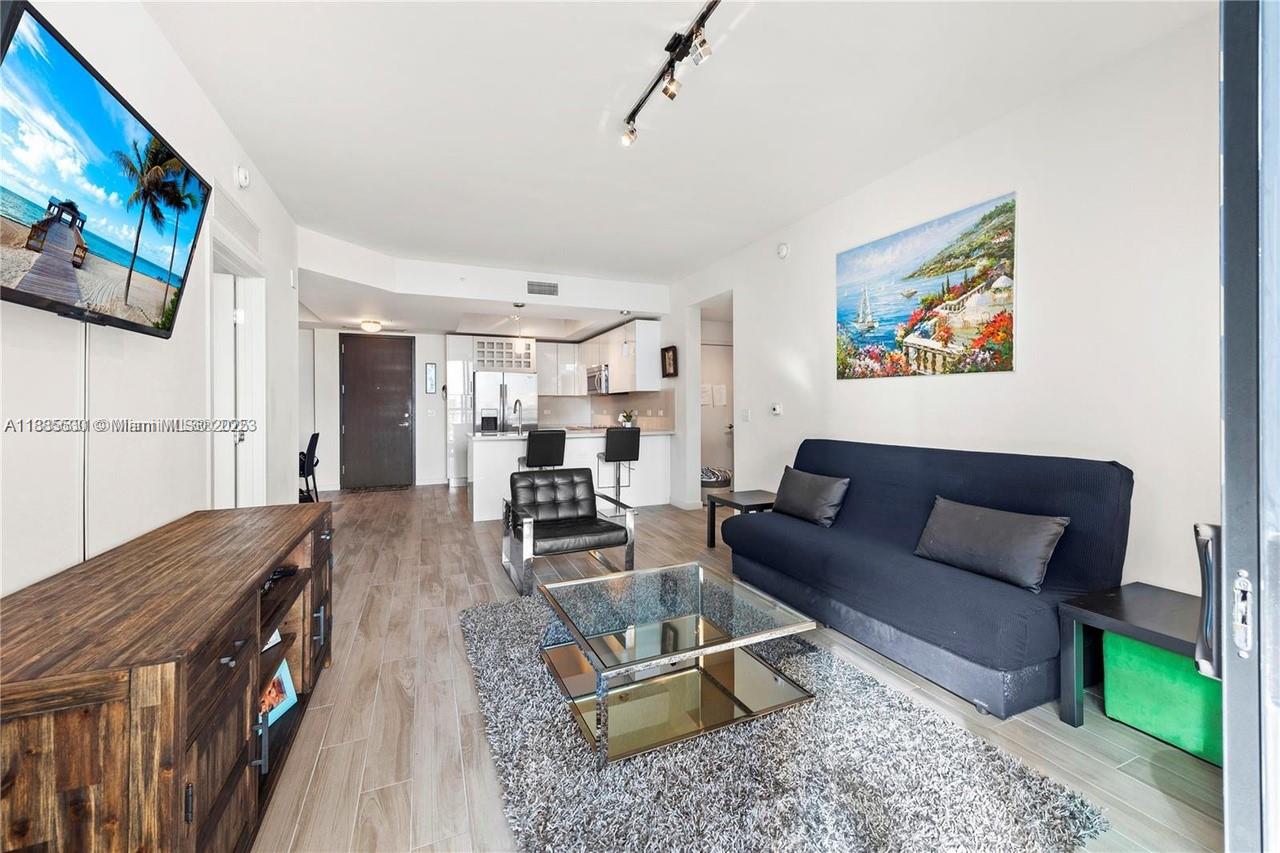 999 SW 1st Ave 1811