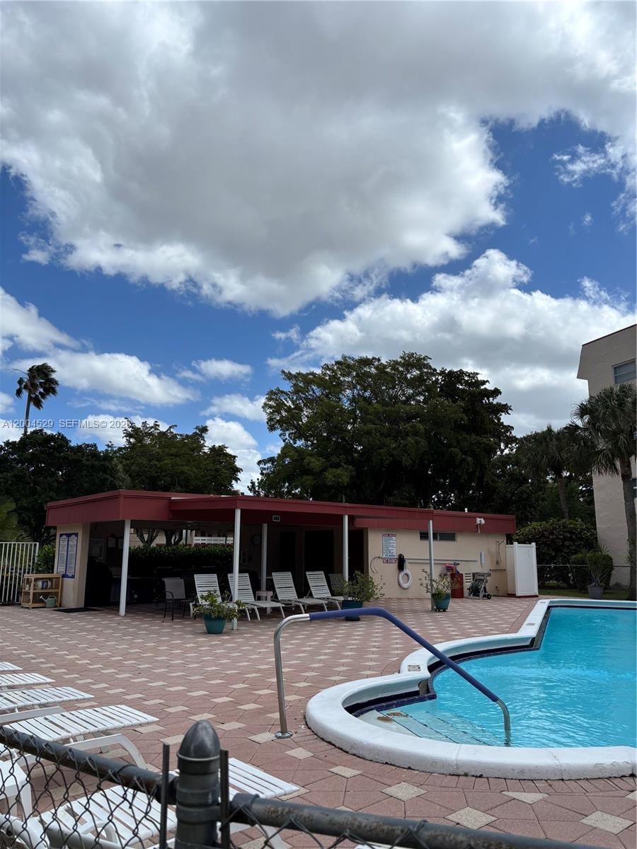 ORIOLE GOLF & TENNIS CLUB - Residential