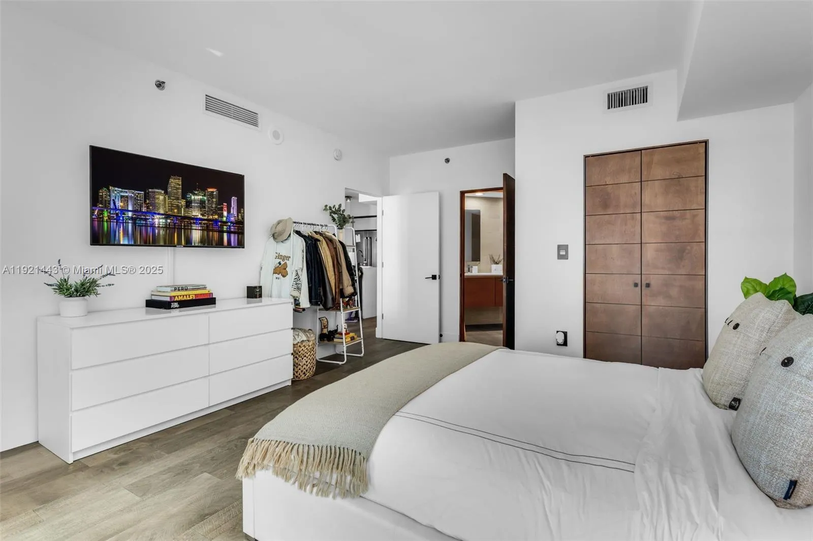 Miami, Florida 33131, United States, 2 Bedrooms Bedrooms, ,2 BathroomsBathrooms,Residential,Active,248923