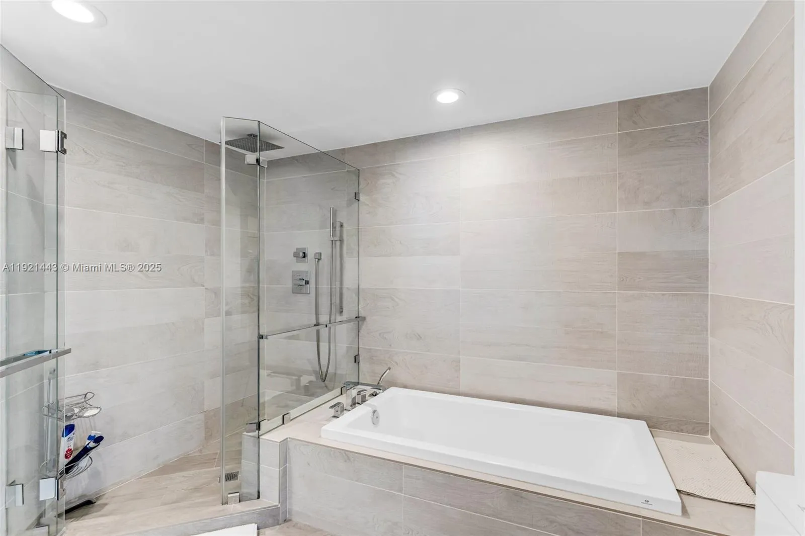 Miami, Florida 33131, United States, 2 Bedrooms Bedrooms, ,2 BathroomsBathrooms,Residential,Active,248923