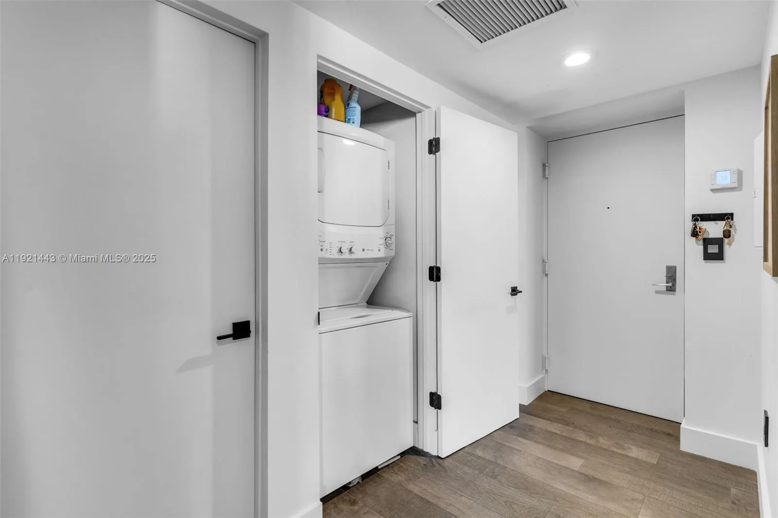 Miami, Florida 33131, United States, 2 Bedrooms Bedrooms, ,2 BathroomsBathrooms,Residential,Active,248923