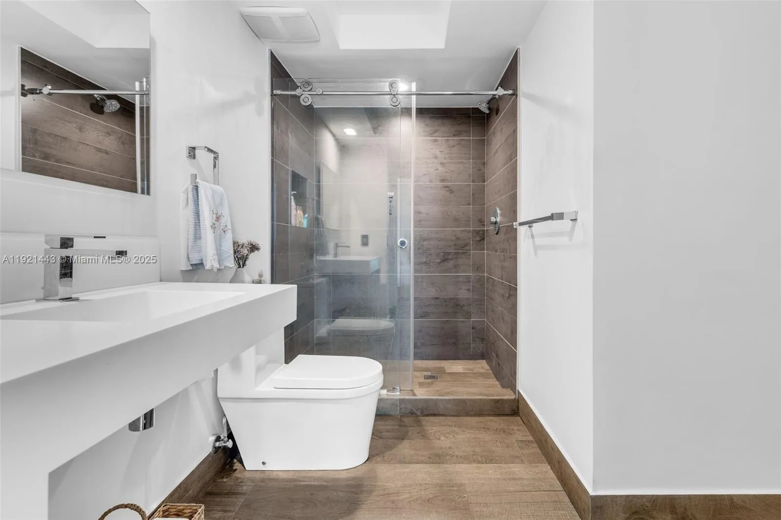 Miami, Florida 33131, United States, 2 Bedrooms Bedrooms, ,2 BathroomsBathrooms,Residential,Active,248923