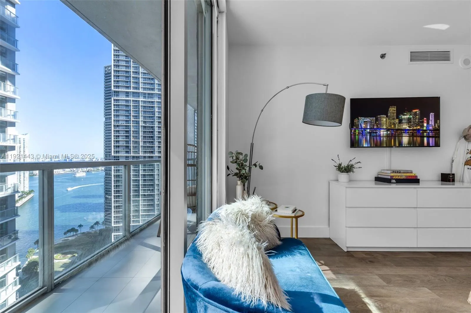 Miami, Florida 33131, United States, 2 Bedrooms Bedrooms, ,2 BathroomsBathrooms,Residential,Active,248923