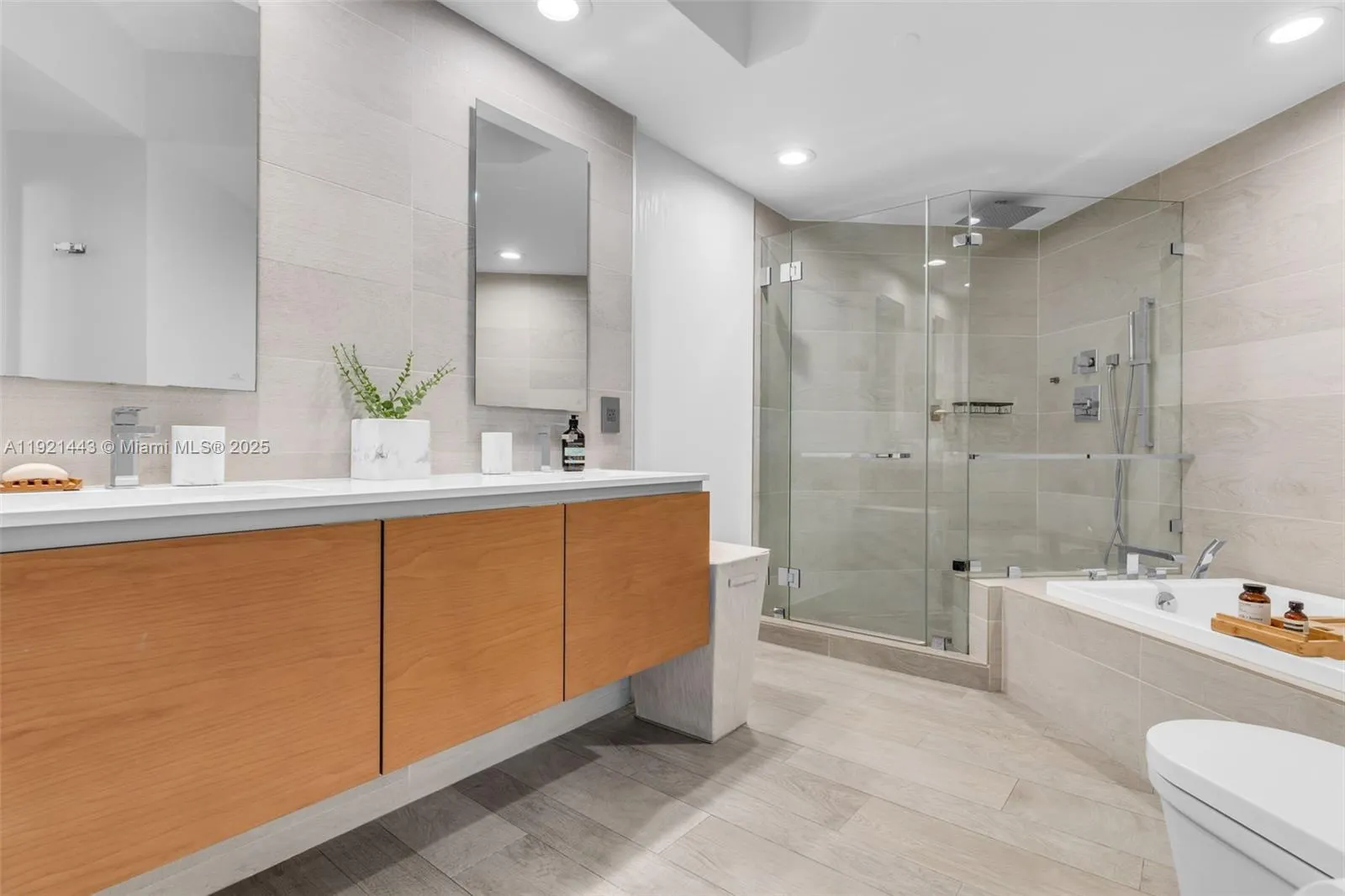 Miami, Florida 33131, United States, 2 Bedrooms Bedrooms, ,2 BathroomsBathrooms,Residential,Active,248923