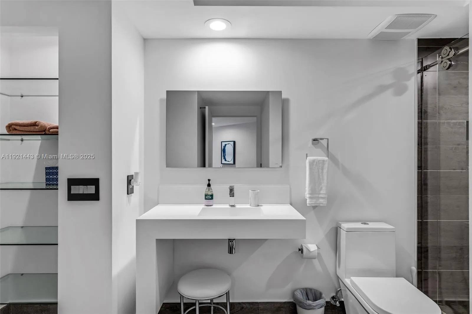 Miami, Florida 33131, United States, 2 Bedrooms Bedrooms, ,2 BathroomsBathrooms,Residential,Active,248923