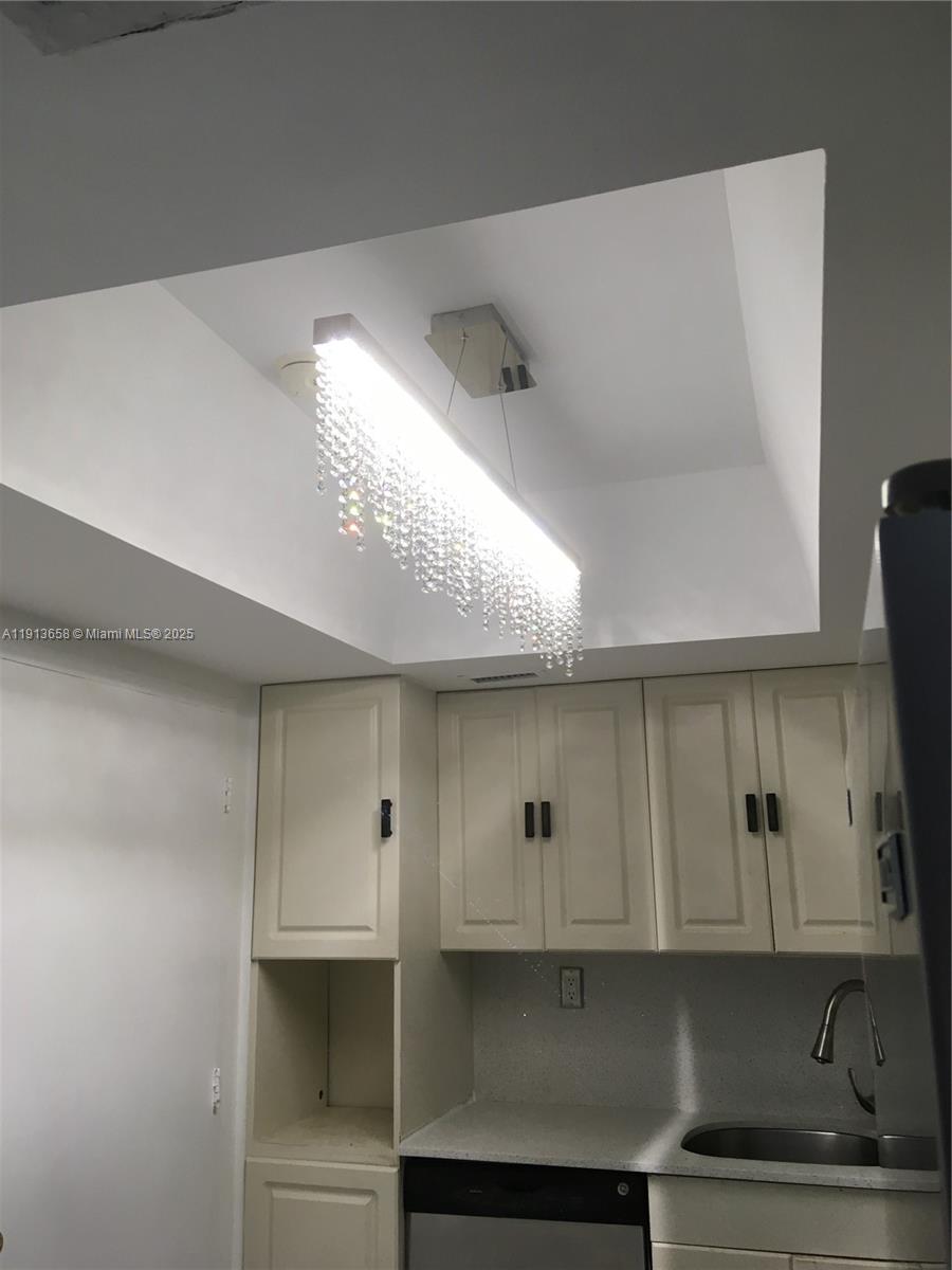 5838 CONDOMINIUM - Residential Lease