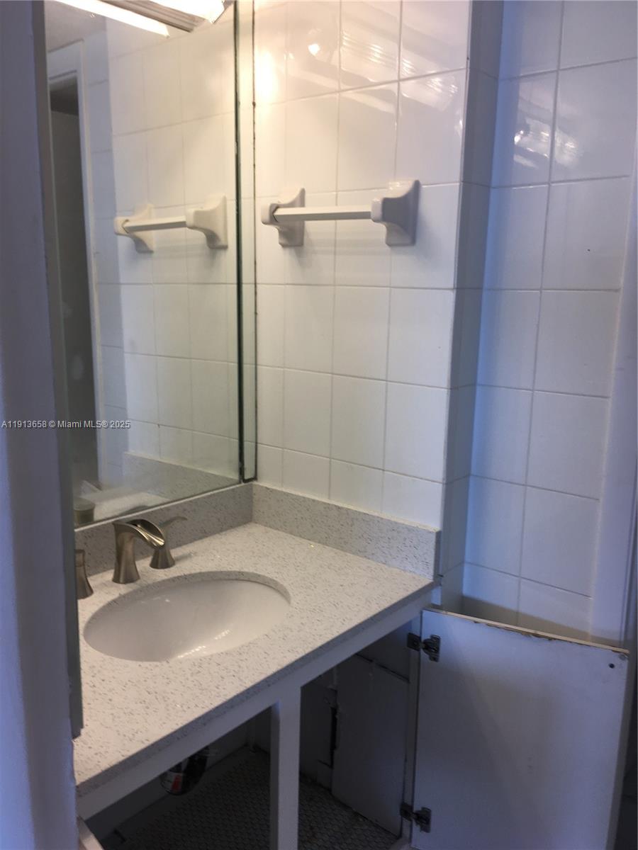 5838 CONDOMINIUM - Residential Lease