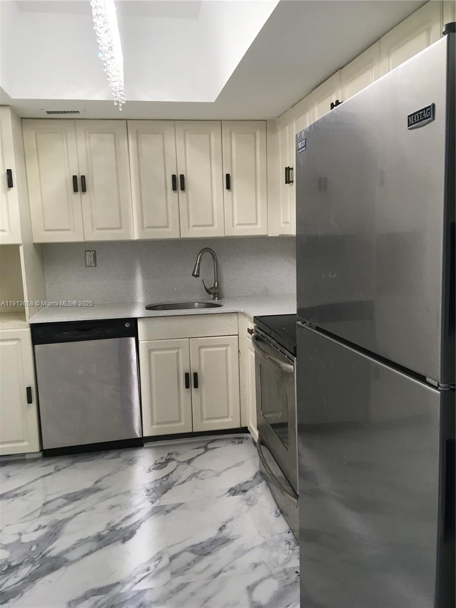 5838 CONDOMINIUM - Residential Lease