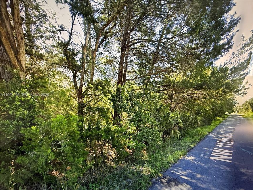 PRIME QUARTER ACRE CORNER LOT RESTING WITHIN THE OCALA ESTATES. PERFECT LOT TO BUILD YOUR DREAM HOME OR SET UP YOUR NEW MOBILE HOME. ZONED R-4 HIGH DENSITY RESIDENTIAL DISTRICT. MOBILE HOME AND SINGLE FAMILY HOMES IN AREA. BUILD YOUR DREAM HOME. LOCATION LOCATION LOCATION... 6 MILES AWAY TO THE EQUESTRIAN CENTER IN OCALA. JUST MINUTES FROM I-75. SHORT DISTANCE TO SHOPPING AND DINING. YOU WONT WANT TO MISS THIS OPPORTUNITY.