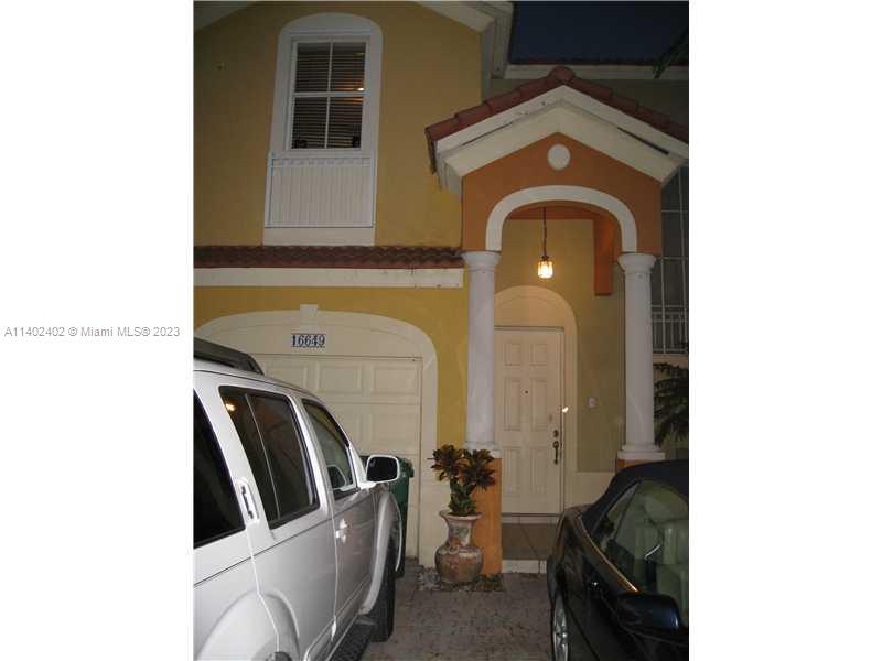 BEAUTIFUL TOWNHOUSE IN KENDALLAND COMPLEX. 3 BEDROOMS 2 1/2 BATH. CLOSE TO GREAT SHOPPING CENTERS, SCHOOLS, AND BAPTIST HOSPITAL. CALL LISTING AGENT.
